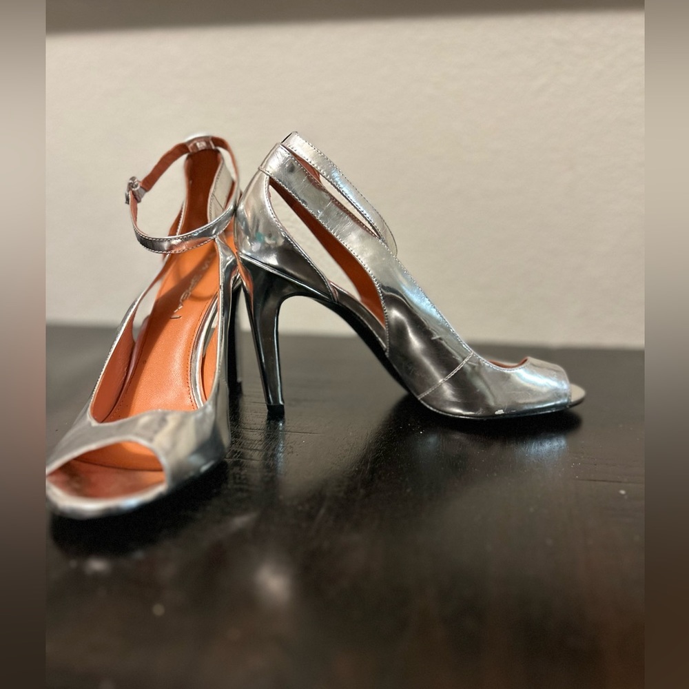 Via Spiga pump, leather, silver. Size 7.5